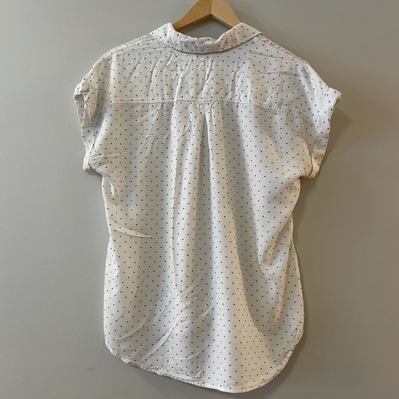 ⚫️⚪️button down top⚫️⚪️ - Picture 2 of 5